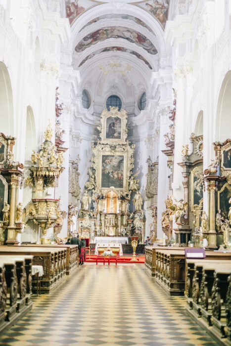 St. Thomas church & Altany Kampa - Weddings in Prague - Julie May