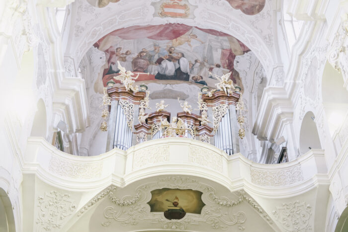 St. Thomas church & Altany Kampa - Weddings in Prague - Julie May