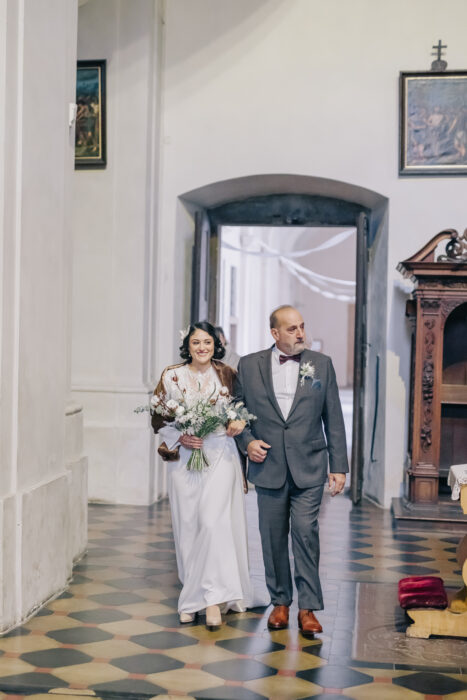 St. Thomas church & Altany Kampa - Weddings in Prague - Julie May