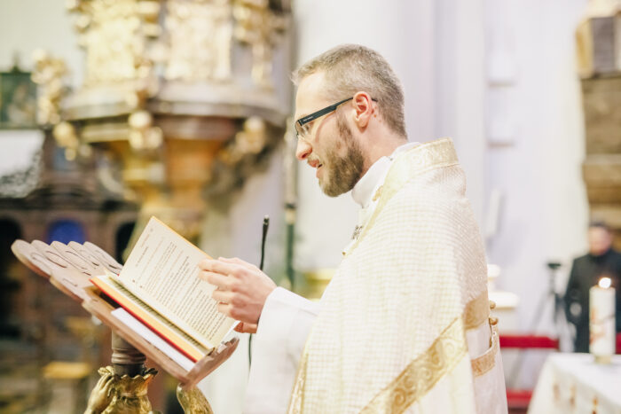 St. Thomas church & Altany Kampa - Weddings in Prague - Julie May