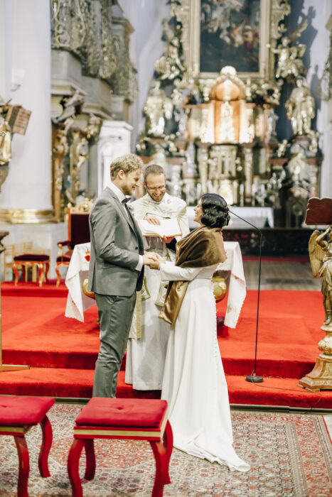 St. Thomas church & Altany Kampa - Weddings in Prague - Julie May