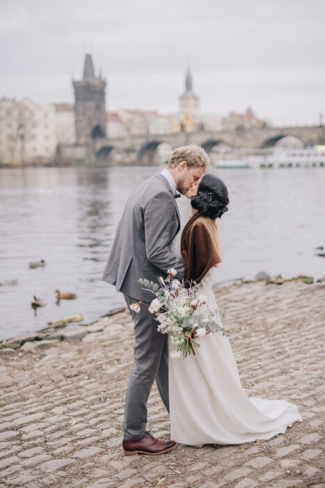 St. Thomas church & Altany Kampa - Weddings in Prague - Julie May