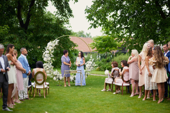 Na Kmíně - Weddings in Prague - Julie May