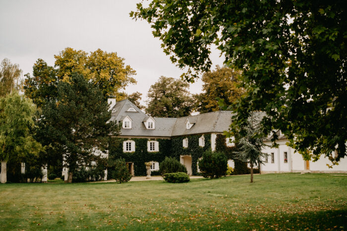 Chateau Niměřice - Weddings in Prague - Julie May