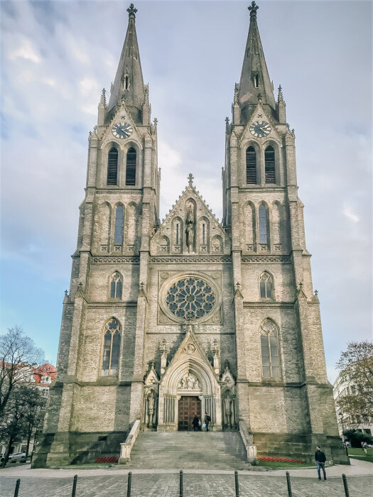 St.Ludmila church & pavilon Grebocka - Weddings in Prague - Julie May